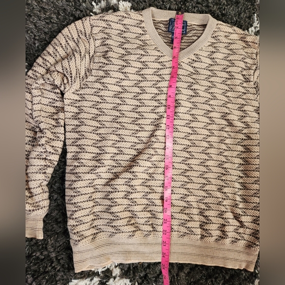 Cute sweater! - Picture 3 of 5